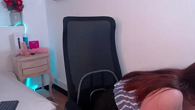 Snapshot of Vicluxxx chatting on December 18, 2025, 1:48 pm Vicluxxx online show from December 18, 2025, 1:48 pm