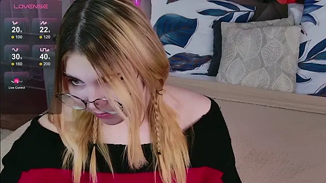 Snapshot of Evie_Vall chatting on November 7, 2025, 3:27 pm Evie Vall online show from November 7, 2025, 3:27 pm