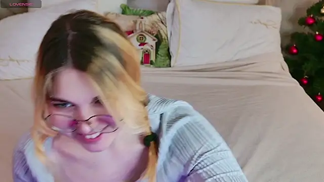 Snapshot of Evie_Vall chatting on December 14, 2025, 5:18 pm Evie Vall online show from December 14, 2025, 5:18 pm