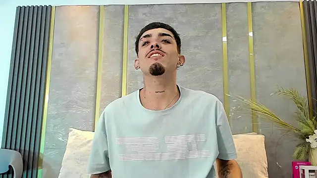 Snapshot of NikoStone_ chatting on December 3, 2025, 4:24 am NikoStone online show from December 3, 2025, 4:24 am