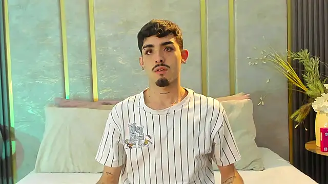 Snapshot of NikoStone_ chatting on October 4, 2025, 5:09 am NikoStone online show from October 4, 2025, 5:09 am