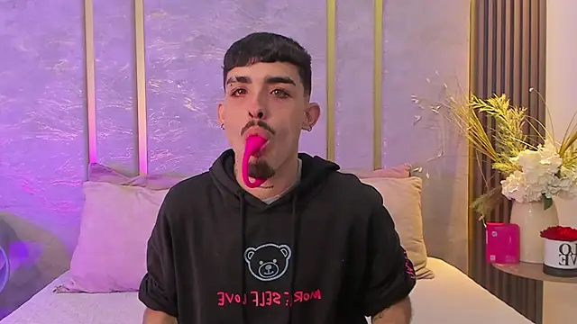 Snapshot of NikoStone_ chatting on September 10, 2025, 4:00 am NikoStone online show from September 10, 2025, 4:00 am