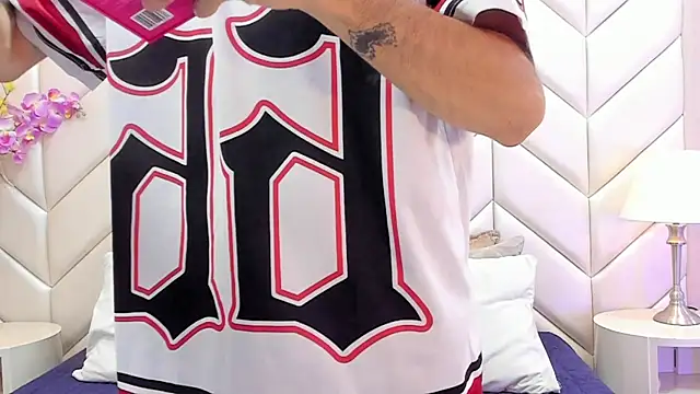 Snapshot of NikoStone_ chatting on September 19, 2025, 4:05 am NikoStone online show from September 19, 2025, 4:05 am