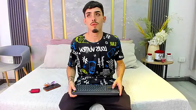 Snapshot of NikoStone_ chatting on October 24, 2025, 4:22 am NikoStone online show from October 24, 2025, 4:22 am