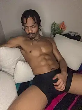 TRILLAHUNG online show from February 1, 2026, 7:17 am