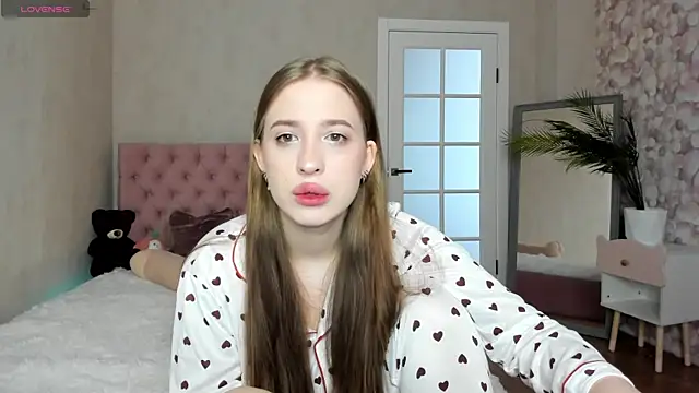 Snapshot of LightStar_18 chatting on September 19, 2025, 8:07 am LightStar 18 online show from September 19, 2025, 8:07 am