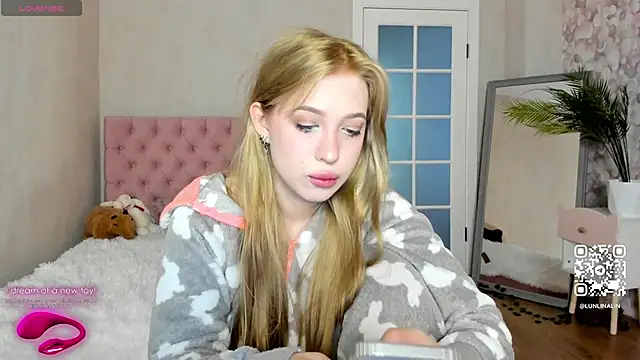 Snapshot of LightStar_18 chatting on October 2, 2025, 9:01 am LightStar 18 online show from October 2, 2025, 9:01 am