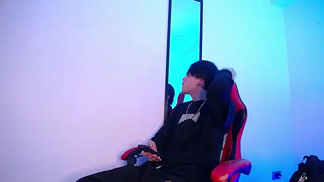 Anhonymus  online show from November 30, 2025, 4:46 am