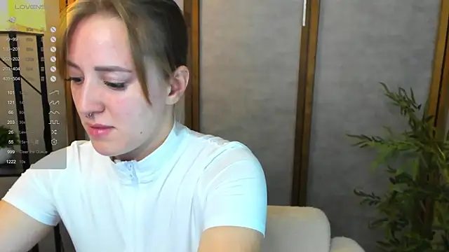 Snapshot of Alice_Cire chatting on October 13, 2025, 2:46 am Alice Cire online show from October 13, 2025, 2:46 am