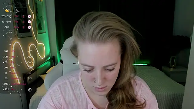 Snapshot of Alice_Cire chatting on December 15, 2025, 2:23 pm Alice Cire online show from December 15, 2025, 2:23 pm