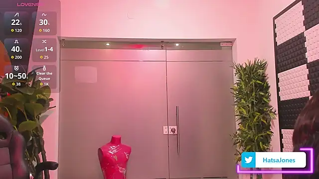 Snapshot of HatsaJones chatting on November 7, 2025, 3:33 am HatsaJones online show from November 7, 2025, 3:33 am