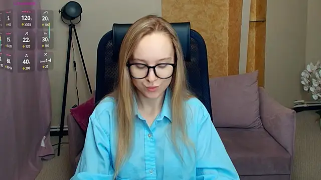 Snapshot of SoonMoor chatting on December 14, 2025, 6:57 pm SoonMoor online show from December 14, 2025, 6:57 pm