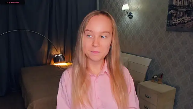 Snapshot of SoonMoor chatting on November 16, 2025, 5:06 pm SoonMoor online show from November 16, 2025, 5:06 pm