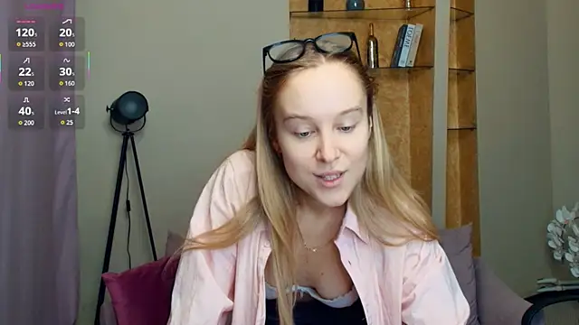 Snapshot of SoonMoor chatting on December 13, 2025, 8:04 pm SoonMoor online show from December 13, 2025, 8:04 pm