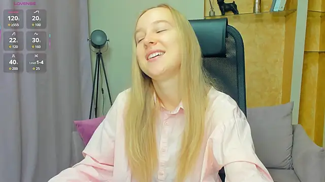 Snapshot of SoonMoor chatting on November 24, 2025, 7:03 pm SoonMoor online show from November 24, 2025, 7:03 pm