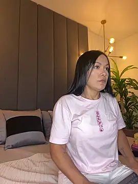 TiffanyyLam online show from September 25, 2025, 1:06 pm