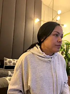 TiffanyyLam online show from September 9, 2025, 11:19 am