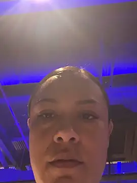 TiffanyyLam online show from November 5, 2025, 10:29 am