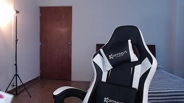 Snapshot of Ellyuwuw chatting on October 3, 2025, 10:11 pm Ellyuwuw online show from October 3, 2025, 10:11 pm