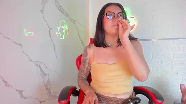 Snapshot of LolaXXXperience chatting on October 22, 2025, 11:42 am LolaXXXperience online show from October 22, 2025, 11:42 am