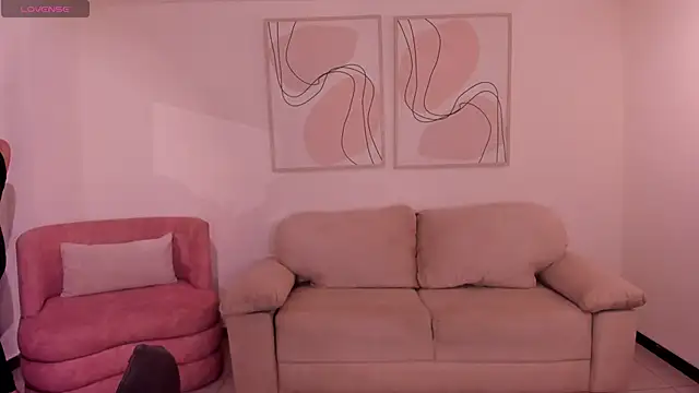 Snapshot of LucyWeiss_ chatting on November 20, 2025, 8:09 pm LucyWeiss online show from November 20, 2025, 8:09 pm