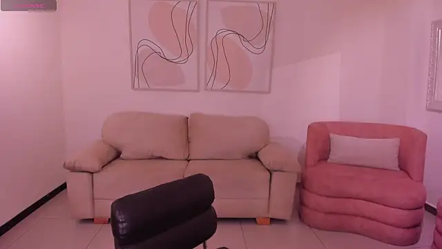 Snapshot of LucyWeiss_ chatting on November 19, 2025, 9:15 pm LucyWeiss online show from November 19, 2025, 9:15 pm