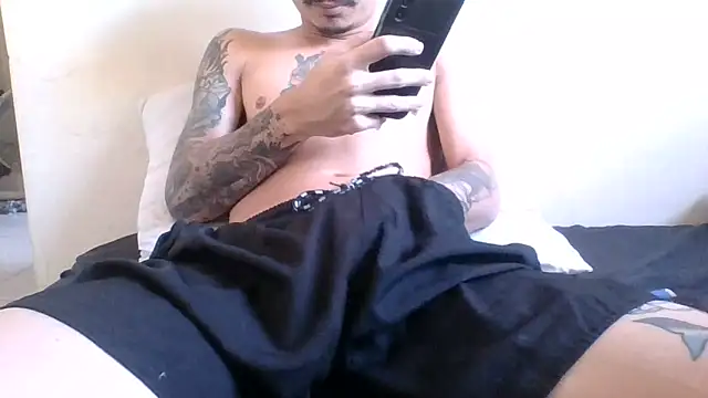 Snapshot of Skate012 chatting on June 13, 2026, 5:33 pm Skate012 online show from June 13, 2026, 5:33 pm