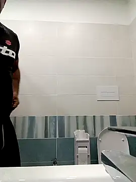 estrogeni online show from October 31, 2025, 9:54 pm