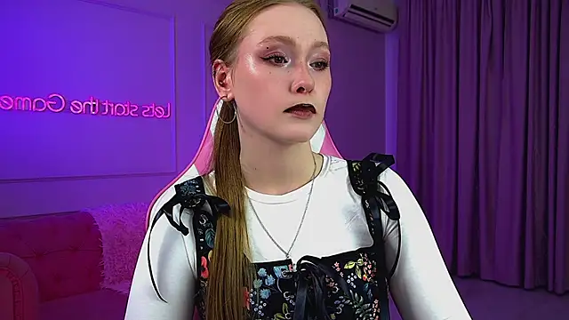 AgataFoxley online show from June 20, 2026, 6:24 pm