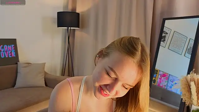 VinnieSerrano online show from November 23, 2025, 3:22 pm