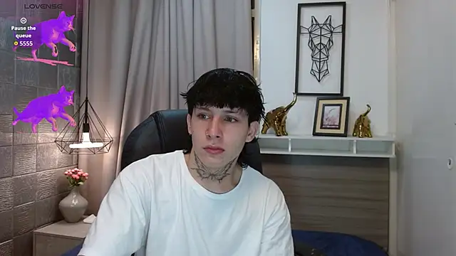 Snapshot of Iantwink18 chatting on October 28, 2025, 2:49 pm Iantwink18 online show from October 28, 2025, 2:49 pm