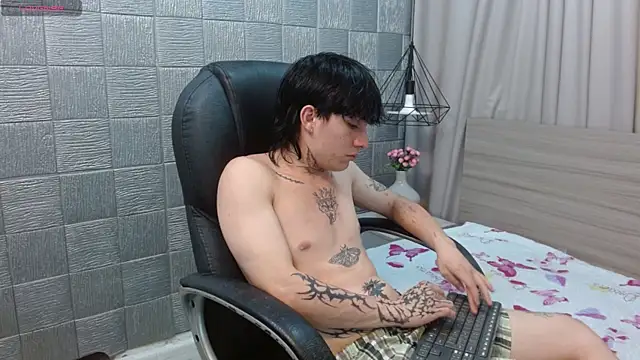 Snapshot of Iantwink18 chatting on December 2, 2025, 11:12 am Iantwink18 online show from December 2, 2025, 11:12 am