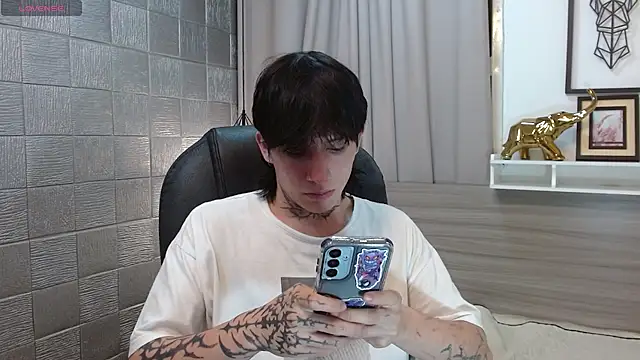 Snapshot of Iantwink18 chatting on December 15, 2025, 3:34 am Iantwink18 online show from December 15, 2025, 3:34 am