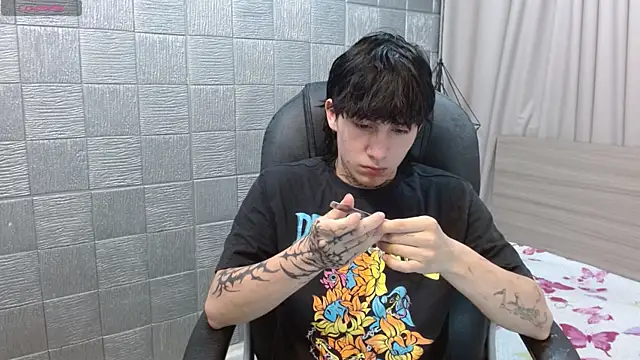 Snapshot of Iantwink18 chatting on December 1, 2025, 2:23 am Iantwink18 online show from December 1, 2025, 2:23 am