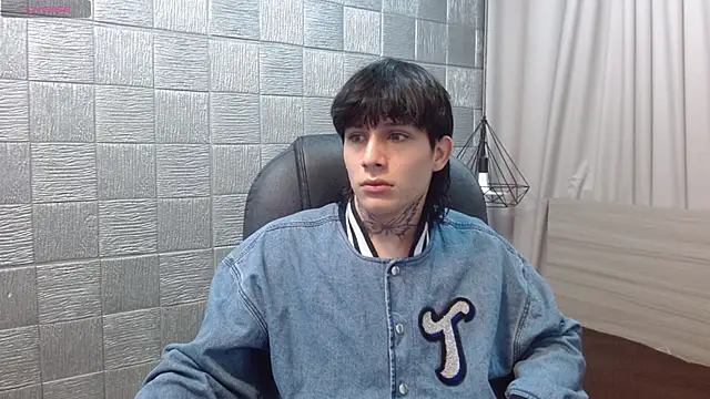 Snapshot of Iantwink18 chatting on December 4, 2025, 12:42 am Iantwink18 online show from December 4, 2025, 12:42 am