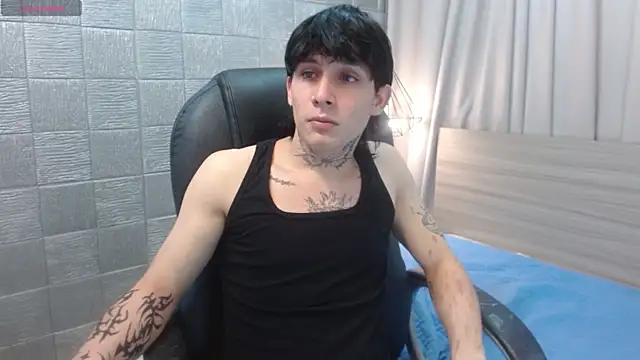 Snapshot of Iantwink18 chatting on November 21, 2025, 7:35 pm Iantwink18 online show from November 21, 2025, 7:35 pm