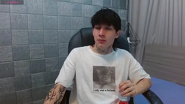 Snapshot of Iantwink18 chatting on November 29, 2025, 3:17 am Iantwink18 online show from November 29, 2025, 3:17 am