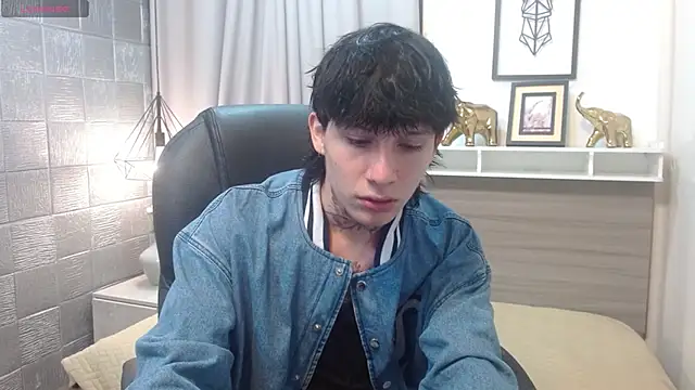 Snapshot of Iantwink18 chatting on November 8, 2025, 7:39 pm Iantwink18 online show from November 8, 2025, 7:39 pm