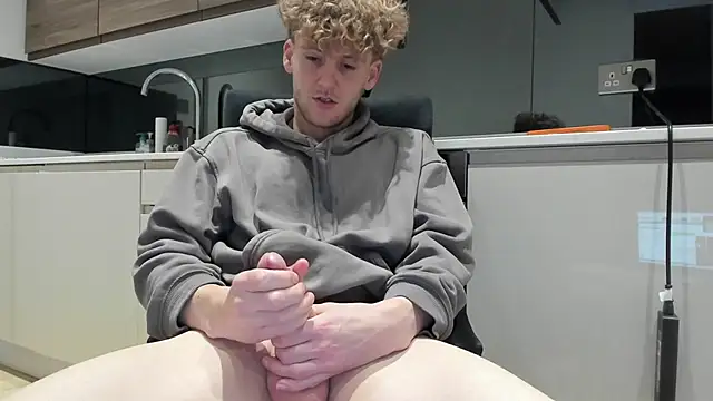 Snapshot of DominantAlex18 chatting on November 18, 2025, 7:28 pm DominantAlex18 online show from November 18, 2025, 7:28 pm