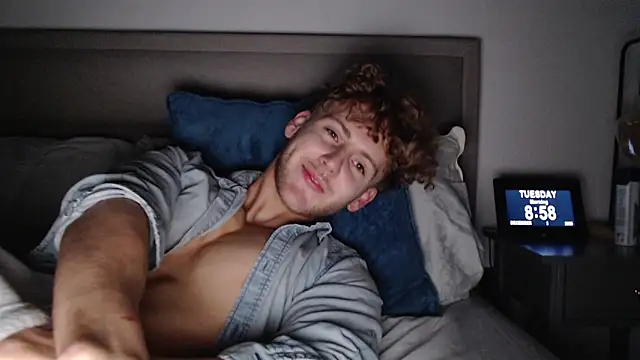 Snapshot of DominantAlex18 chatting on December 2, 2025, 9:00 am DominantAlex18 online show from December 2, 2025, 9:00 am