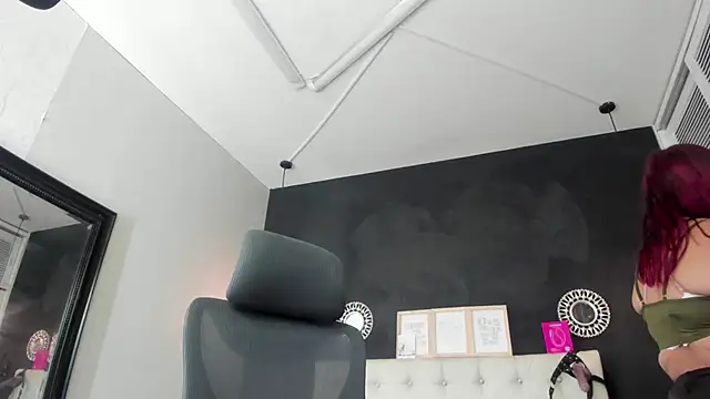 Snapshot of Eva_hot_1 chatting on December 4, 2025, 1:10 pm Eva hot 1 online show from December 4, 2025, 1:10 pm