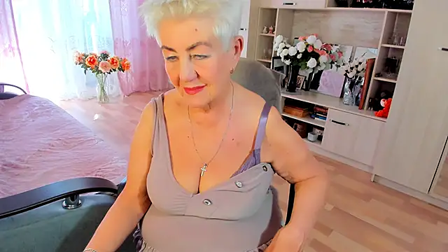 HotandMature online show from April 17, 2026, 9:12 am