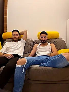 Snapshot of Amicisegreti chatting on May 9, 2026, 6:44 pm Amicisegreti online show from May 9, 2026, 6:44 pm