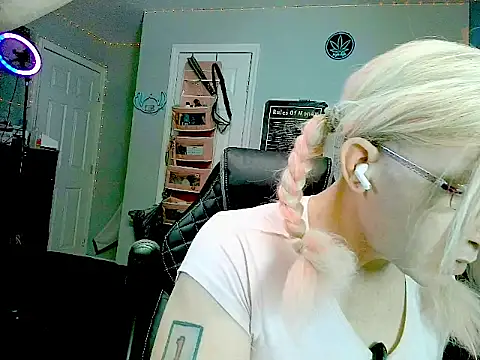 Snapshot of mistismoker chatting on April 18, 2026, 3:09 am mistismoker online show from April 18, 2026, 3:09 am