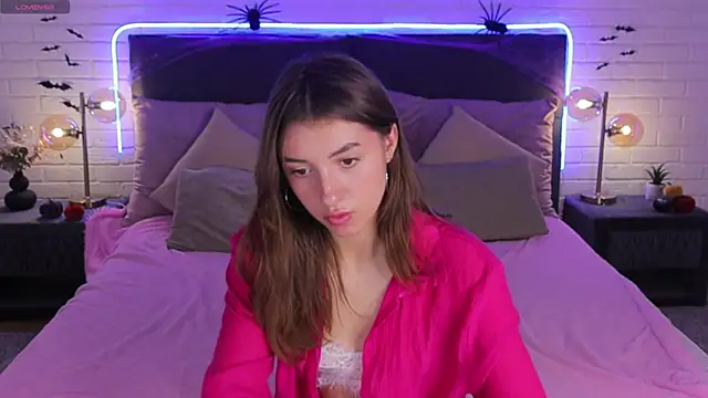 Snapshot of SweetVikki chatting on November 4, 2025, 1:37 pm SweetVikki online show from November 4, 2025, 1:37 pm