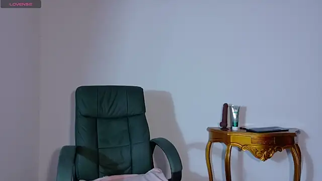 Olivia11  online show from November 7, 2025, 12:21 pm