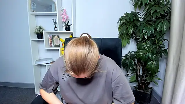 DanielleCox online show from October 23, 2025, 7:40 am