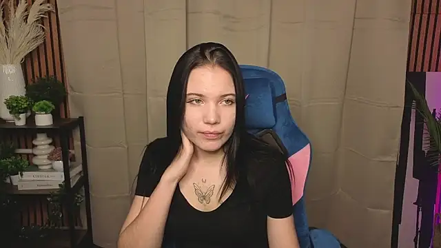 Snapshot of LauraHale chatting on November 7, 2025, 11:59 am LauraHale online show from November 7, 2025, 11:59 am