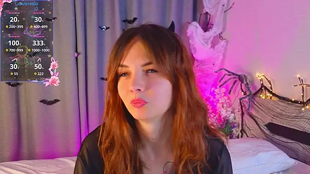 Snapshot of LisaDrake chatting on October 24, 2025, 8:19 pm LisaDrake online show from October 24, 2025, 8:19 pm