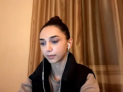 Snapshot of LinaMour chatting on October 3, 2025, 10:11 pm LinaMour online show from October 3, 2025, 10:11 pm